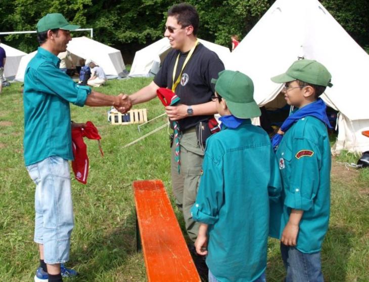 A scout leader shows some scouts how to tie knots (photo: Federation of Muslim Boy and Girls Scouts of Germany)