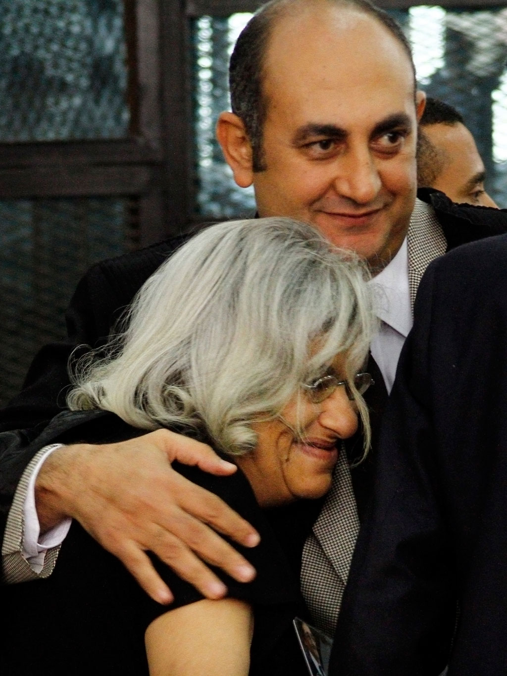 Die Mutter Abdel-Fattahs, Laila Soueif (l.), gemeinsam mit dem Anwalt Khaled Ali; Foto: picture-alliance/AP/Ravy Shaker