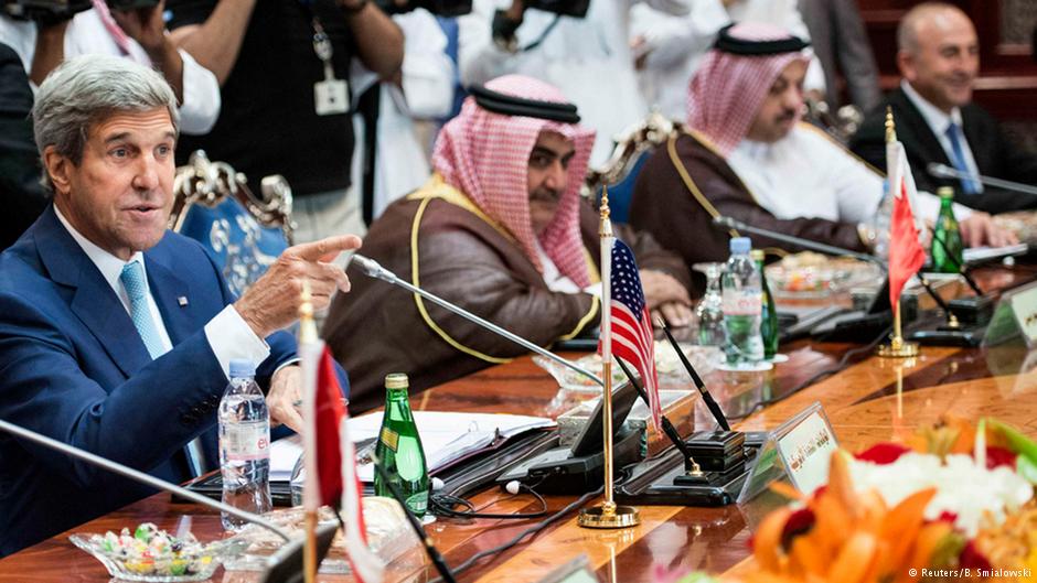 انضمام السعودية وقطر إلى جانب الإمارات والبحرين إلى التحالف الدولي لمحاربة تنظيم الدولة الإسلامية يتناقض مع دعمهما الواضح للجماعات الإسلامية في العالم.