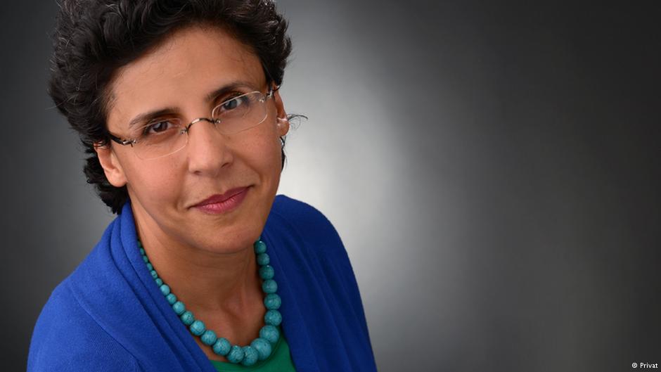 الدكتورة إلهام المانع كاتبة وخبيرة في شؤون الخليج وأستاذة في العلوم السياسية في جماعة زوريخ السويسرية. 