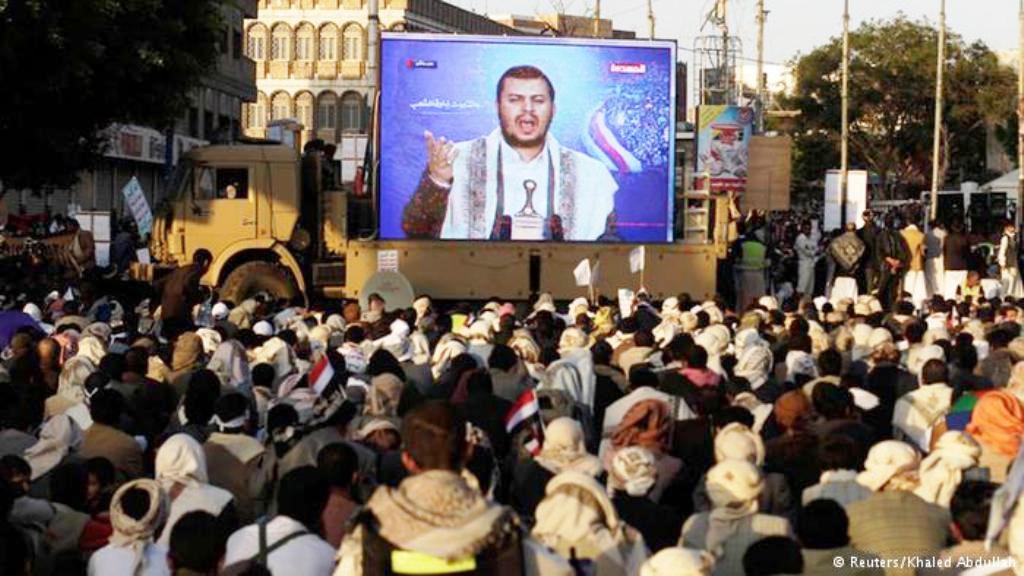 زعيم التمرد الشيعي في اليمن عبدالملك الحوثي في خطاب ألقاه ونقل عبر شاشات عملاقة أمام مؤيديه في وسط العاصمة اليمنية