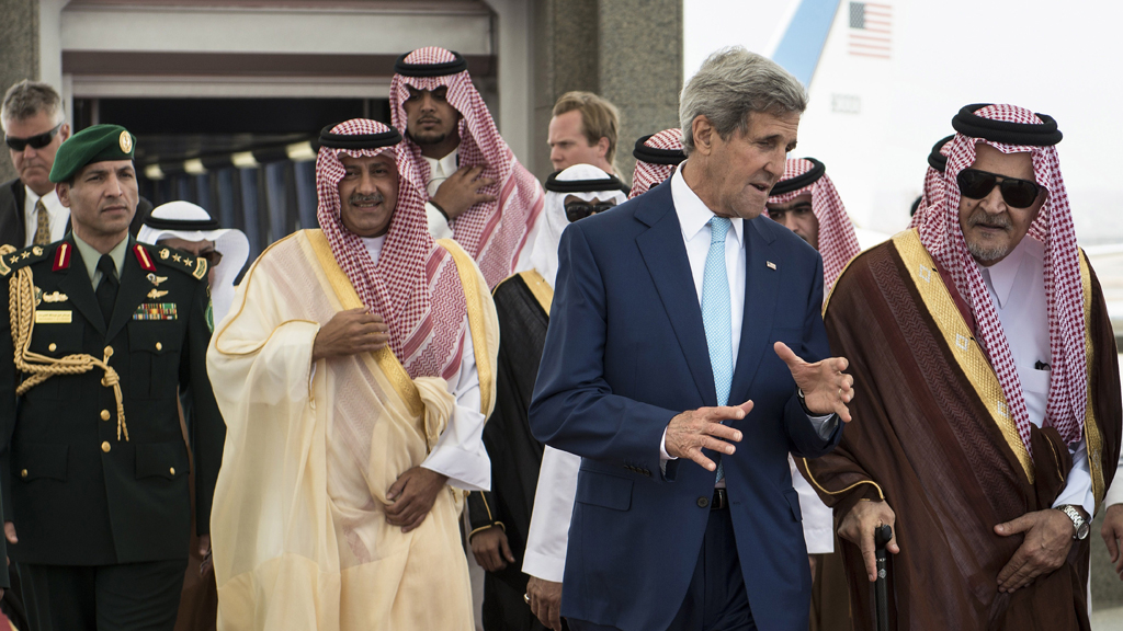 John Kerry und Saudi-Arabiens Außenminister Abdul Aziz al-Saud; Foto: AFP/Getty images/Brendon Lamarque)