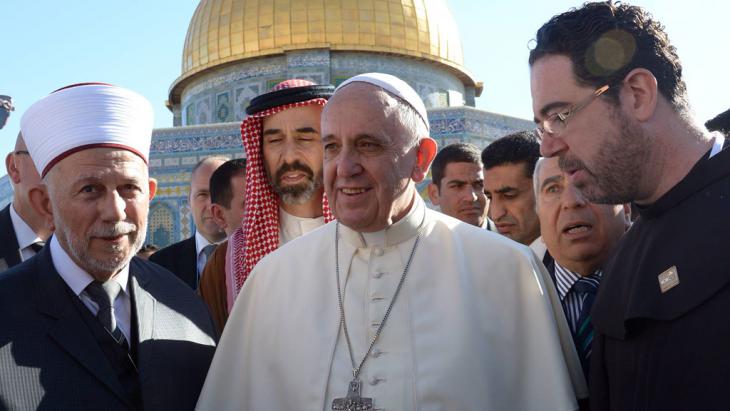 Pope Francis (centre) and Muhammad Ahmad Hussein, Grand Mufti of Jerusalem (left), outside the Dome of the Rock (Photo: Getty Images/GPO)