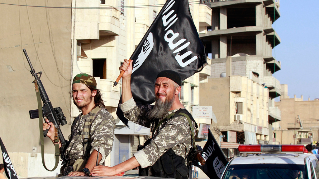 IS-Kämpfer in der syrischen Provinz Al-Raqqa; Foto: picture-alliance/AP