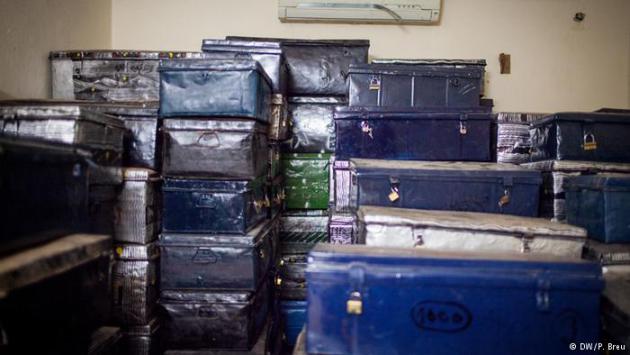 Metal boxes containing manuscripts smuggled out of Timbuktu (photo: DW/P. Breu)