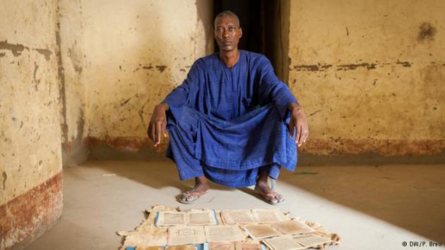 A resident of Timbuktu and his inherited manuscripts (photo: DW/P. Breu)