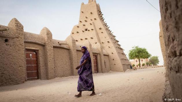 A woman walks down a street in Timbuktu (photo: DW/P. Breu)