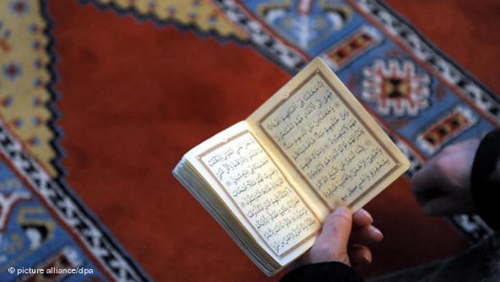 A Muslim reading the Koran (photo: picture-alliance/dpa)