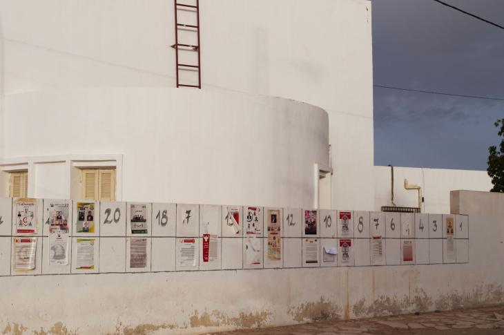 Numbered rectangles painted on a wall in Tunisia, some filled with election posters (photo: Sarah Mersch)