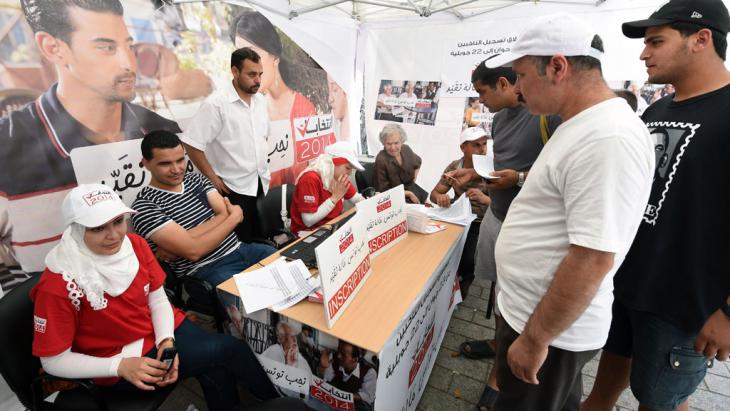 People registering to vote in Tunisia's parliamentary and presidential election (photo: Fethi Belaid/AFP/Getty Imges)