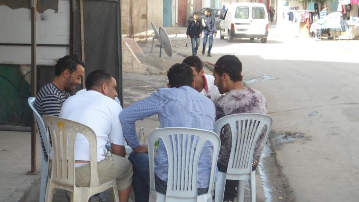 A group of young unemployed men sit talking in Tunisia (photo: DW/G. Tarak)