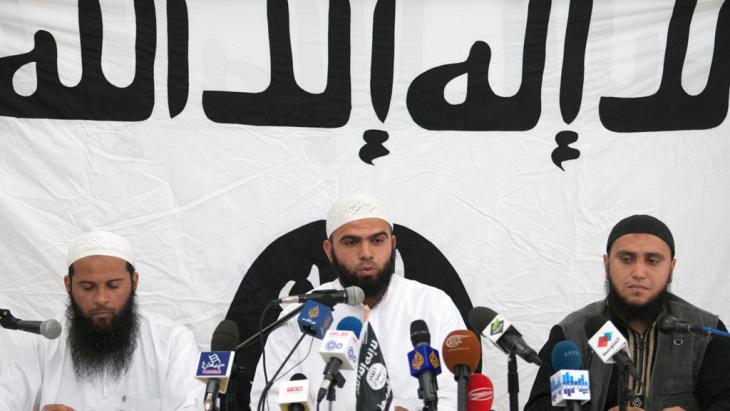 Supporters of Ansar al-Sharia in Tunisia (photo: picture-alliance/AP)