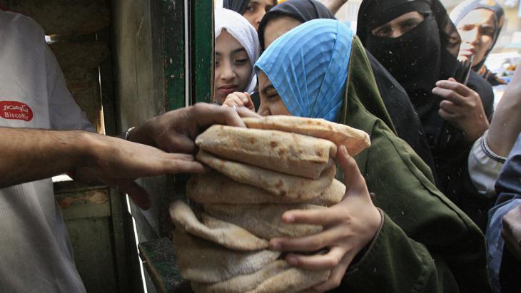 Subsidised sale of bread in Bulaq, a poor district of Cairo (photo: Khaled Desouki/AFP/Getty Images)