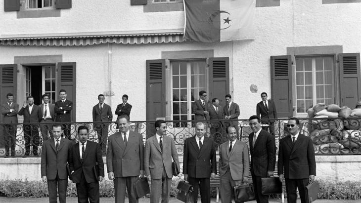 The Algerian delegation at the Evian peace conference attended by Algeria and France in 1961. From left to right: Mohamed ben Yahia, Saad Dahlab, Ahmed Boumendjel, Ali Mendjel, Ahmed Francis, Belkacem Krim (delegation leader), Taleb Boulahrouf and Commander Slimane (photo: KEYSTONE/PHOTOPRESS-ARCHIVE/Str)
