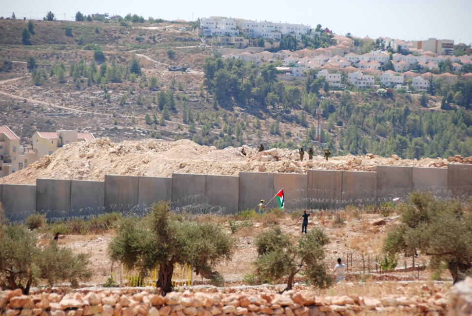 احتجاج فلسطيني في قرية بلعين ضد الجدار الفاصل وسياسة الاستيطان الإسرائيلية. Foto: Laura Overmeyer