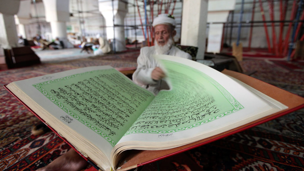 Jemenite studiert Koran in Sanaa; Foto: Reuters