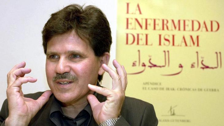Abdelwahab Meddeb at the launch of the Spanish translation of his book "The Malady of Islam" in Madrid in 2003 (photo: picture-alliance/dpa)
