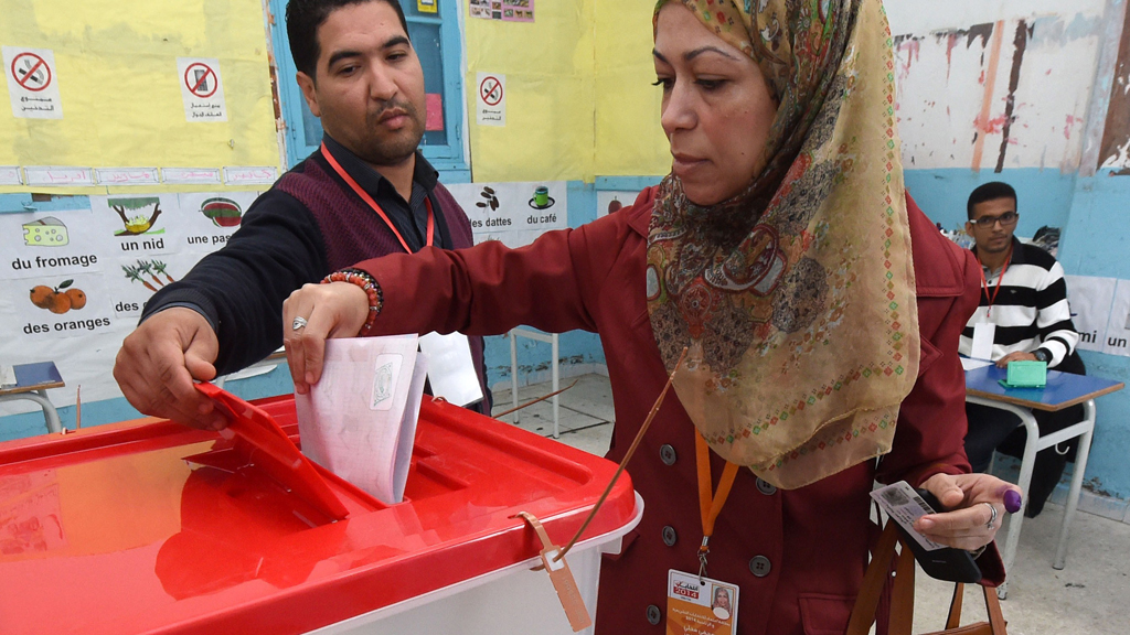 Wählerin bei der Stimmabgabe in einem Wahllokal in Tunis; Foto: Getty Images/Afp/Fadel Senna