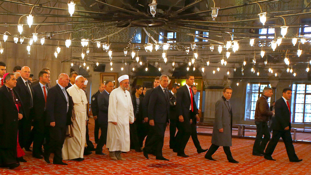 Der Papst besucht gemeinsam mit dem Mufti von Istanbul, Rahmi Yaran (m.), am 29.11.2014 die Blaue Moschee in Istanbul; Foto: Reuters/T.Gentile