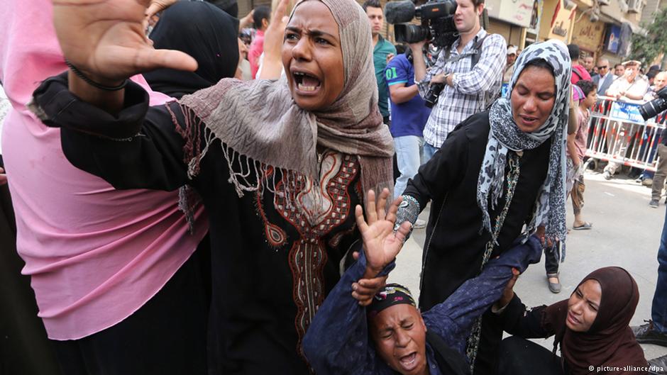 أمهات بعض المحكوم عليهم بالاعدام في مصر يبكين بعد النطق بالحكم