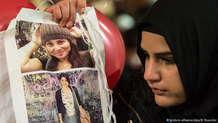 امرأة تحمل صورة الشابة التركية توتشه