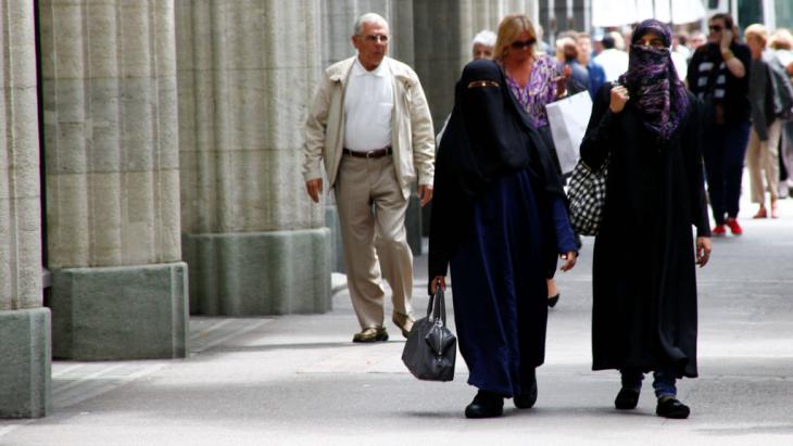 Women wearing burqas in Zurich (photo: imago/Geisser)