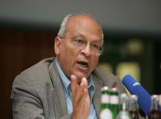 Gamal al-Ghitani at a reading at Deutsche Welle in 2005 (photo: DW)