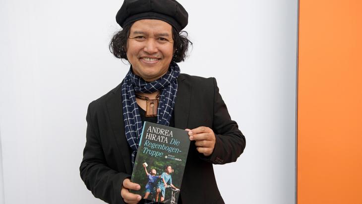 The Indonesian writer Andrea Hirata poses with the German translation of his book "The Rainbow Troops" (photo: picture-alliance/dpa)