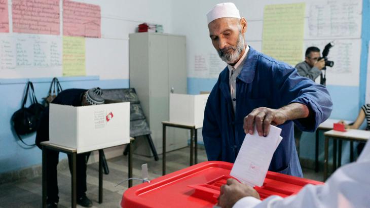 Man casting his vote in the parliamentary election in Tunisia, 26 October 2014 (photo: Reuters)