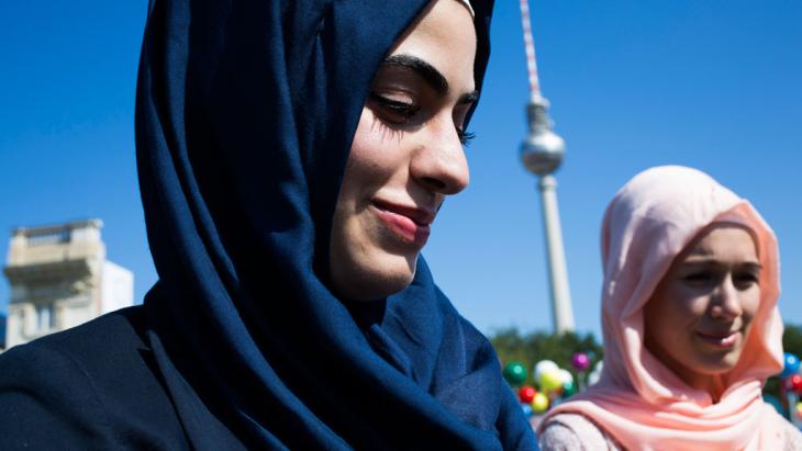 Muslim women near Alexanderplatz, Berlin (photo: Carsten Koall/Getty Images)