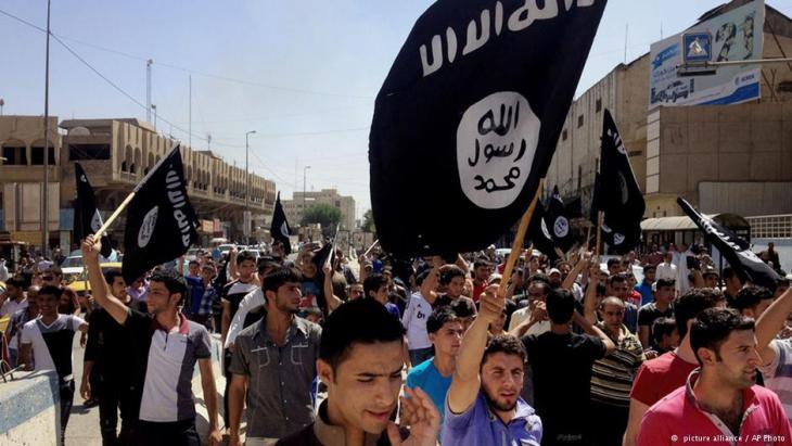 IS jihadis in Mosul, Iraq (photo: picture-alliance/AP Photo)