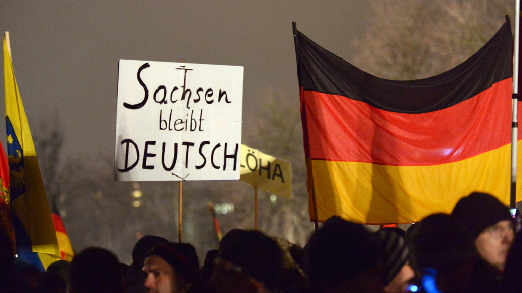 Pegida-Demonstranten in Dresden; Foto: picture-alliance/dpa/P. Endig