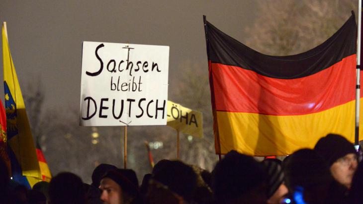 A sign reading "Saxony stays German" at a Pegida demonstration in Dresden (photo: picture-alliance/dpa/P. Endig)