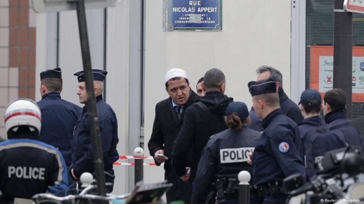 Imam Hassem Chalghoumi, centre, and French police officers (photo: Reuters)