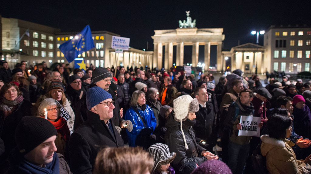 People take part in a solidarity rally outside the French embassy near the Brandenburg Gate in Berlin (photo: picture-alliance/dpa/B. von Jutrczenka)