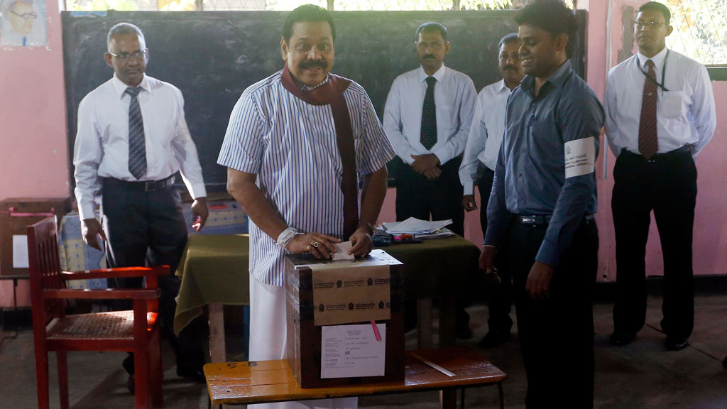 Sri Lanka's former President Mahinda Rajapaksa casts his vote in the presidential election, 8 January 2015 (photo: Reuters/Dinuka Liyanawatte)