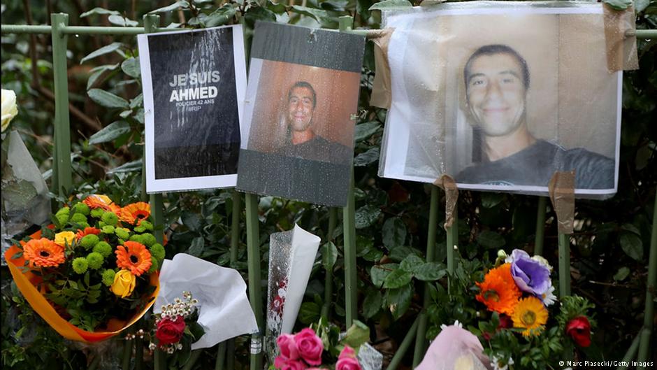 Flowers and photos in memory of the French policeman Ahmed Merabet who was killed in the "Charlie Hebdo" attacks (photo: Marc Piasecki/Getty Images)
