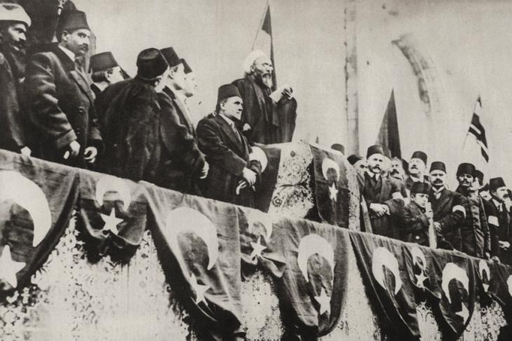 Urguplu Mustafa Hayri Efendi, Sheikh-ul-Islam of the Ottoman Empire pronouncing Holy War at the Fatih Mosque, Constantinople, 14 November 1914 (photo: picture-alliance)