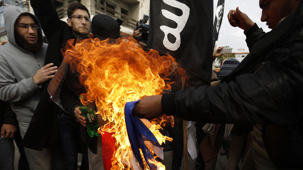 Militante Salafisten und Anhänger des IS verbrennen die französische Nationalfahne; Foto: Reuters