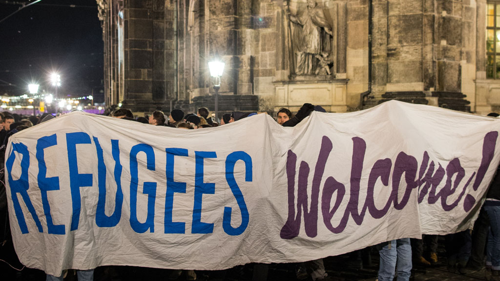 Anti-Pegida demonstrators in Dresden with a banner that reads "Refugees welcome! " (photo: picture-alliance/dpa)