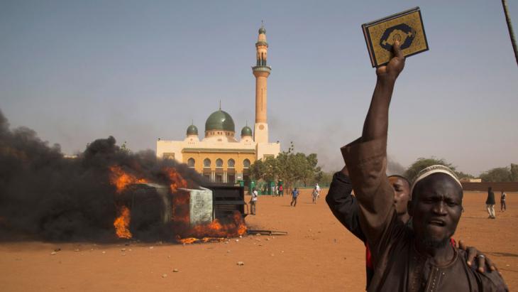 Men protest against the "Charlie Hebdo" cartoons in the capital of Niger Niamey (photo: Reuters/T. Djibo)