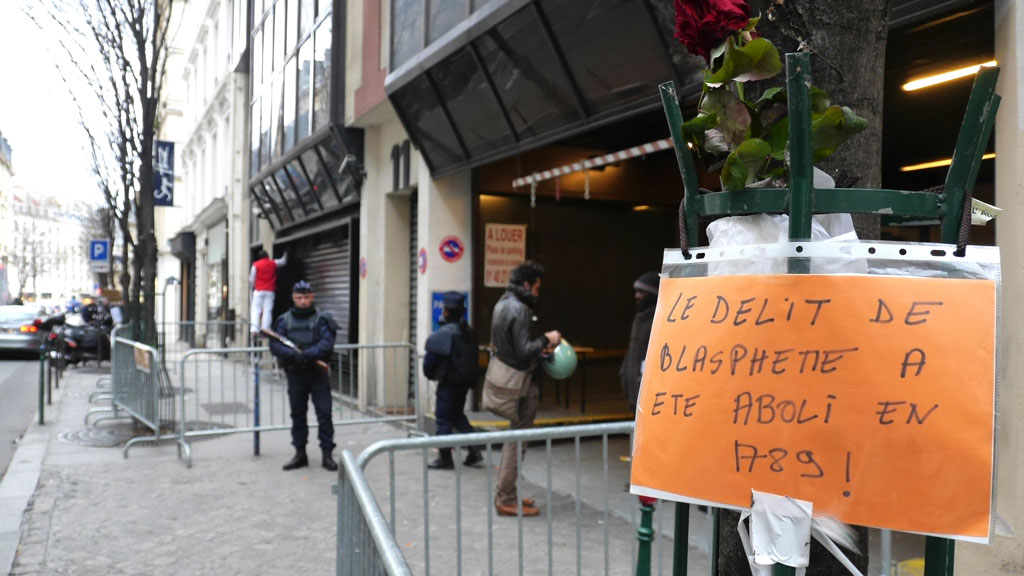 A handwritten note that reads "Blasphemy was decriminalised in 1789" hanging outside the offices of the newspaper "Liberation", 13 January 2015 (photo: DW/B. Riegert)