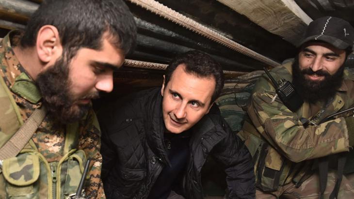 Syrian President Bashar Assad visiting personnel from the Popular Defence Forces in Joubar near Damascus, midnight 31 December 2014 (photo: picture-alliance/dpa/EPA/SANA)