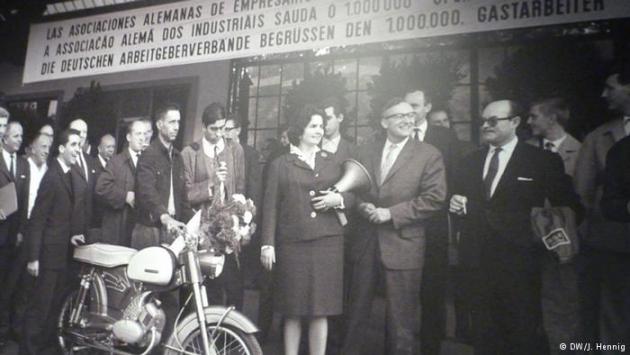 Armando Rodrigues de Sa is welcomed at Cologne-Deutz train station (photo: DW/J. Hennig)