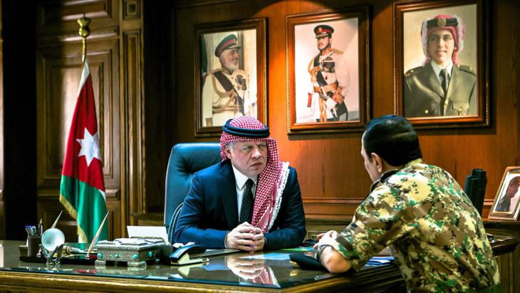 King Abdullah II of Jordan speaking to an army officer (photo: picture-alliance/abaca/Balkis Press)