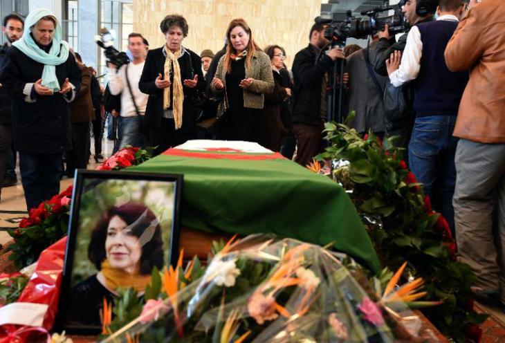 People mourning Assia Djebar in Algieria (photo: AFP)