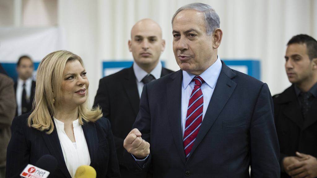 Israeli Prime Minister Benjamin Netanyahu (second from right) stands next to his wife Sara, Jerusalem, 31 December 2014 (photo: imago/David Vaaknin)