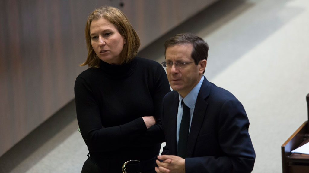 Labor party leader Isaac Herzog (right) and Tzipi Livni (left), who had just been fired by Benjamin Netanyahu as Justice Minister, confer during voting to dissolve the government in the Knesset, Jerusalem, Israel, 3 December 2014 (photo: EPA/JIM HOLLANDER)