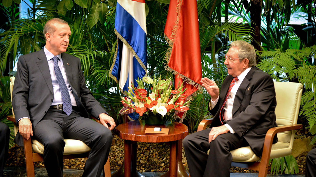 Turkish president Recep Tayyip Erdogan (left) and Cuban President Raul Castro during a meeting at Revolucion Palace in Havana, Cuba, on 11 February 2015. (photo: picture-alliance/epa/A. Roque)