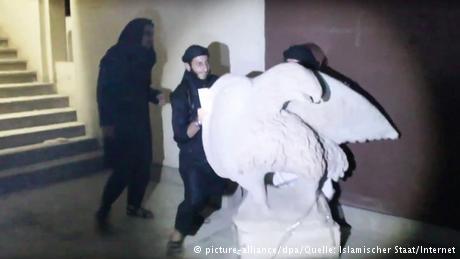 وأظهر التسجيل بالفيديو مقاتلي التنظيم وهم يدمرون في متحف الموصل القطع الأثرية كبيرة الحجم المصنوعة من الحجارة لكن لا أحد يعلم ماذا فعلوا بالتحف الصغيرة الغالية.